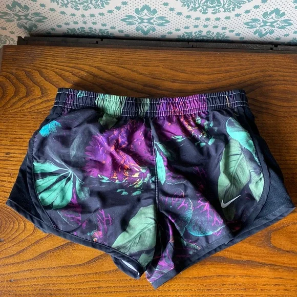 🎉HP👉Nike tropical flowered running shorts size XS - Picture 1 of 7